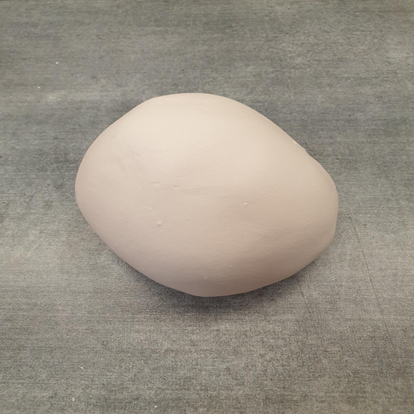 Image représentant une boule de pâte à sucre faite maison par Le Fouet Enchanté.