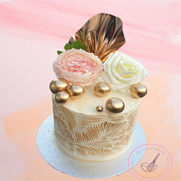 Image de cake design avec décorations au pochoir et pâte à sucre réalisé par Le Fouet Enchanté.