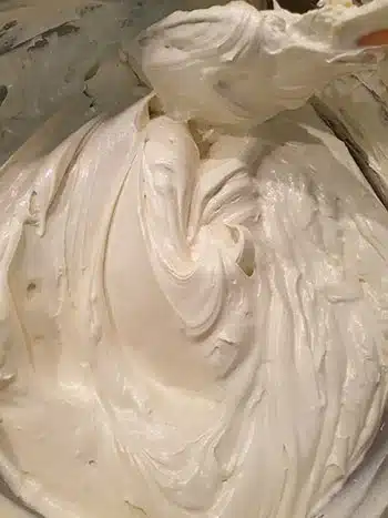 Image de préparation et de la consistance d'une crème au beurre russe réalisée par Le Fouet Enchanté.