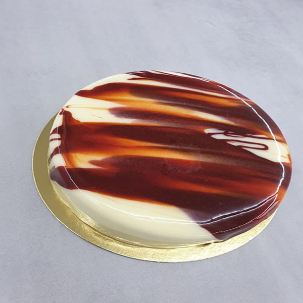 Image d'un entremet poire chocolat spéculoos réalisé par Le Fouet Enchanté.