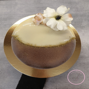 Image d'un entremet caramel beurre salé et spéculoos réalisé par Le Fouet Enchanté.