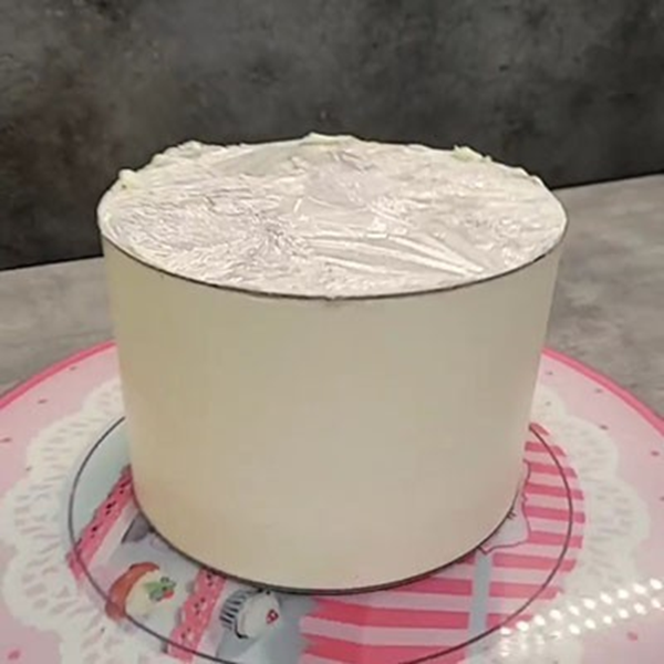 Image d'un cake design, lors de l'étape de son lissage, réalisé par Le Fouet Enchanté.