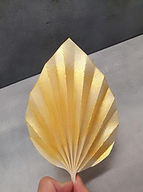 Image d'une décoration en forme de feuille de palmier pour les gâteaux, réalisée par Le Fouet Enchanté.