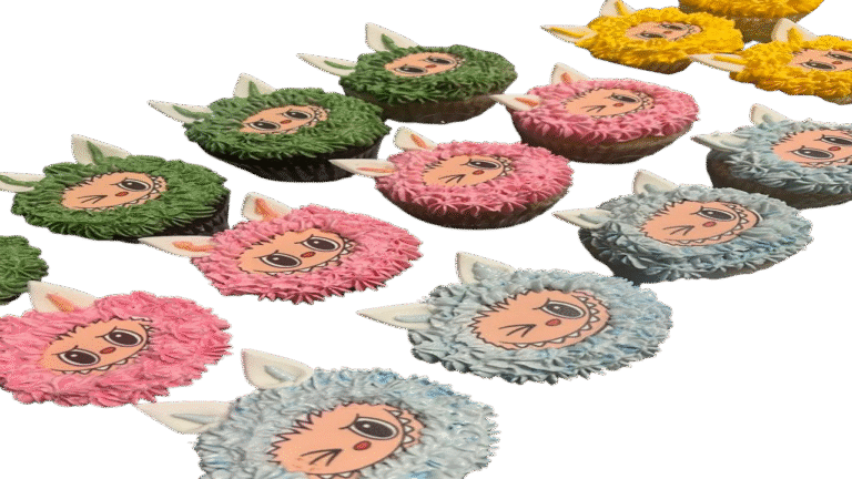 Image de cupcakes fourrés à l'effigie de Labubu, réalisés lors d'un atelier de cours de pâtisserie dispensé par Le Fouet Enchanté.