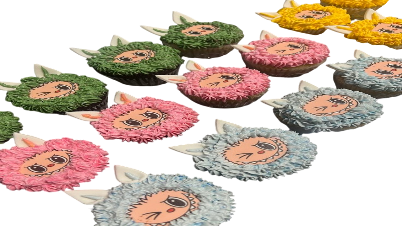 Image de cupcakes fourrés à l'effigie de Labubu, réalisés lors d'un atelier de cours de pâtisserie dispensé par Le Fouet Enchanté.